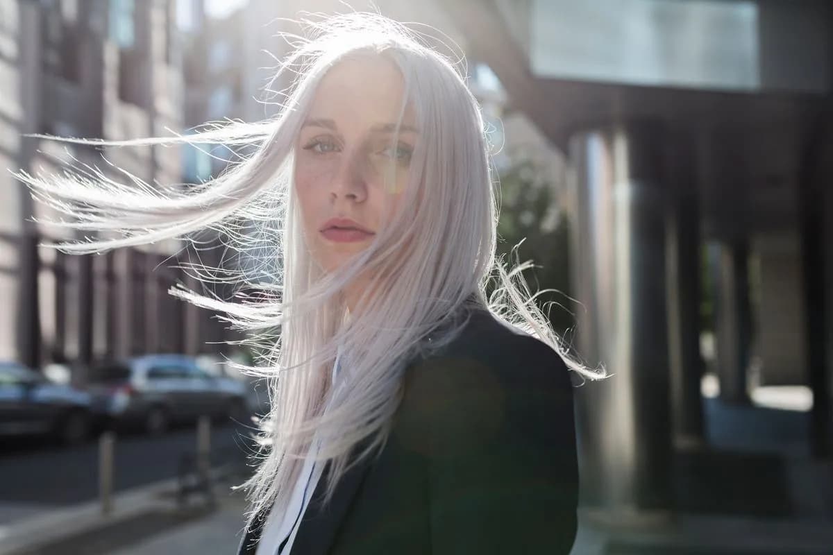 Grau färben: Dein Guide zum Silberfuchs-Look | Tipps & Tricks